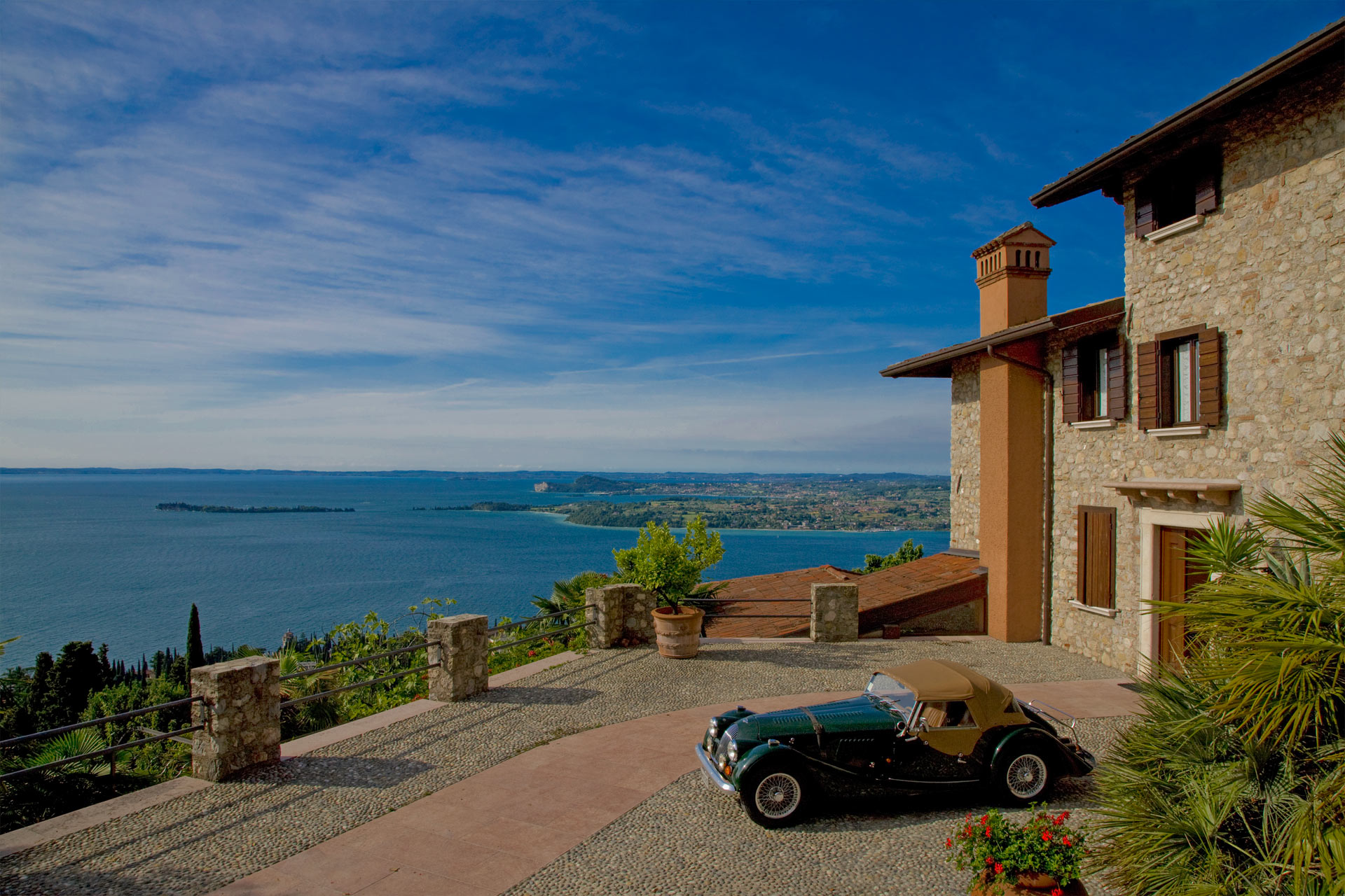 Esterno dimora bolsone, vista lago 