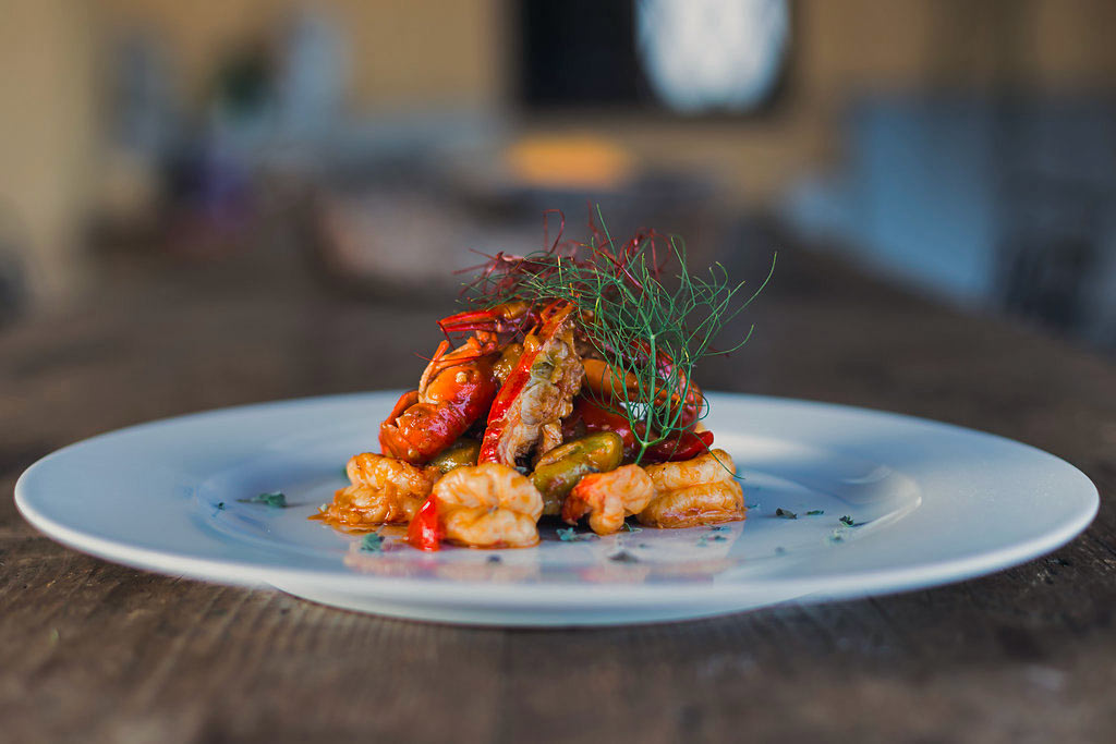 Piatto gourmet di pesce con sapori.