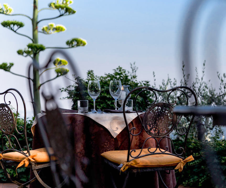 Tavolo esterno cena per due sul terrazzo vista lago isola del Garda