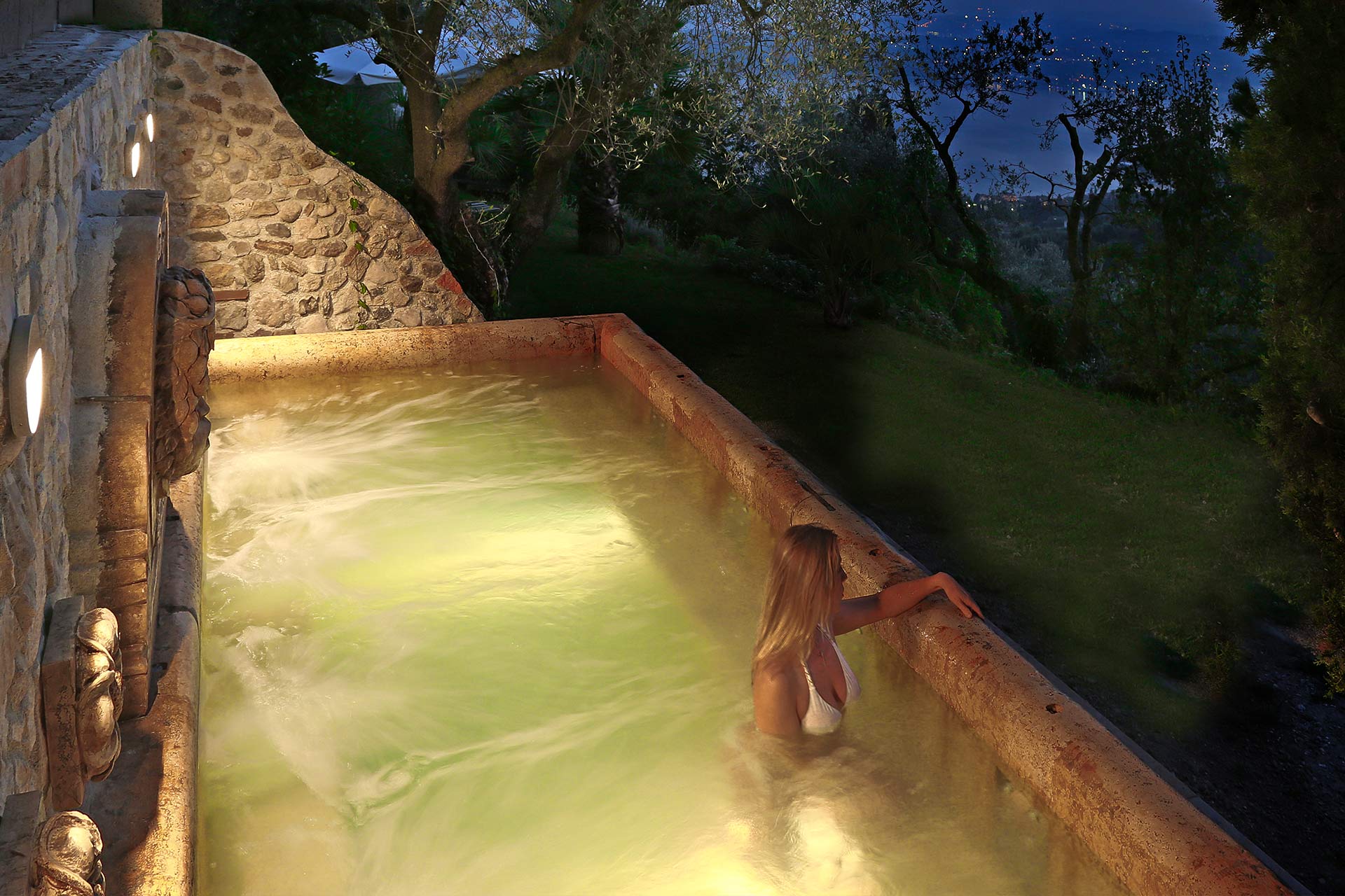 Piscina esterna, spa idromassaggio uso esclusivo vista lago
