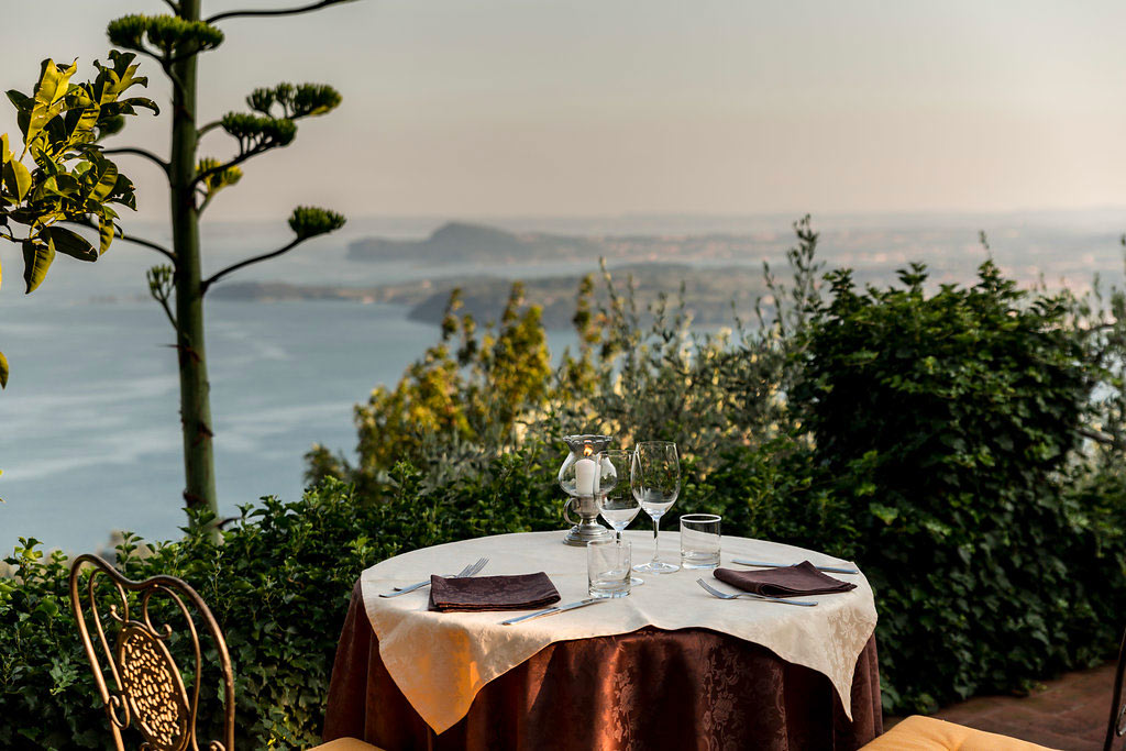 Esterno dimora bolsone, vista lago 