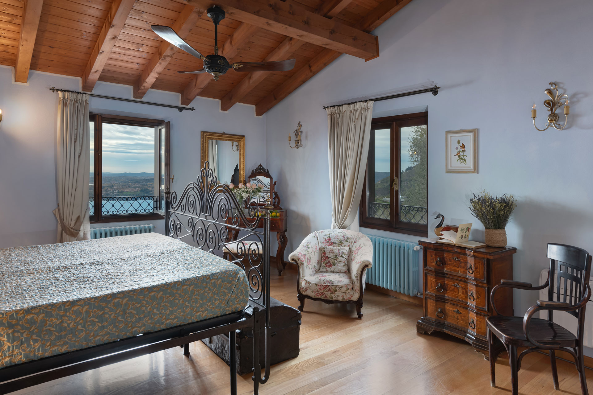 Klassisches Schlafzimmer mit Panoramablick