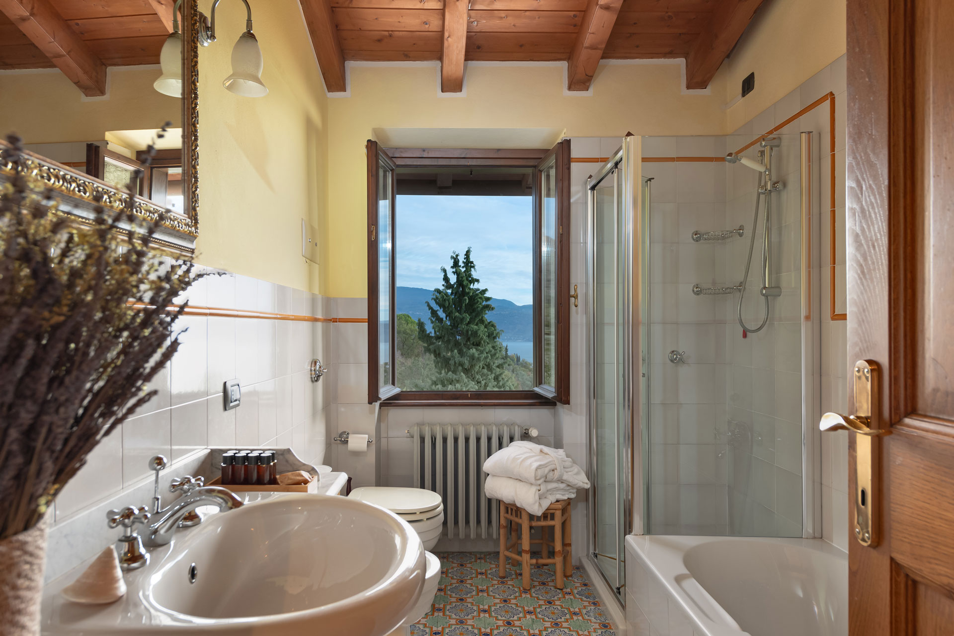 Bagno luminoso con vista sulla natura